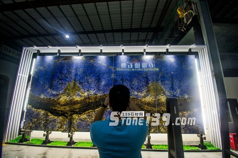 造型外觀差不多的天然石材背景墻價格相差幾萬元，其中有什么玄機呢？