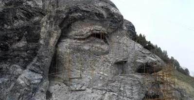 湖北“變廢為寶”，花2.5億改廢棄采石場，建成我國最大山體雕像，當?shù)厝耍汉苡幸饬x 