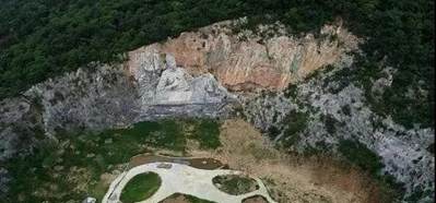 湖北“變廢為寶”，花2.5億改廢棄采石場，建成我國最大山體雕像，當?shù)厝耍汉苡幸饬x 