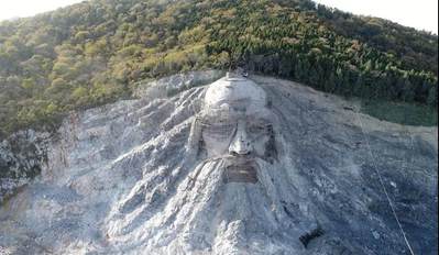 湖北“變廢為寶”，花2.5億改廢棄采石場，建成我國最大山體雕像，當?shù)厝耍汉苡幸饬x 