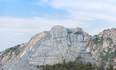 湖北“變廢為寶”，花2.5億改廢棄采石場，建成我國最大山體雕像，當?shù)厝耍汉苡幸饬x 