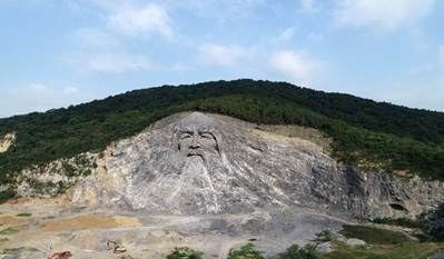 湖北“變廢為寶”，花2.5億改廢棄采石場，建成我國最大山體雕像，當?shù)厝耍汉苡幸饬x 