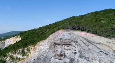 湖北“變廢為寶”，花2.5億改廢棄采石場，建成我國最大山體雕像，當?shù)厝耍汉苡幸饬x 