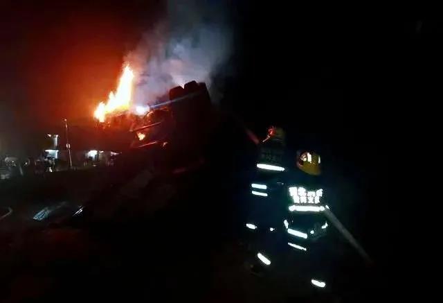 【石材運(yùn)輸安全第一】麻城白鴨山1拉石材大貨車翻車，貨車起火，司機(jī)身受重傷