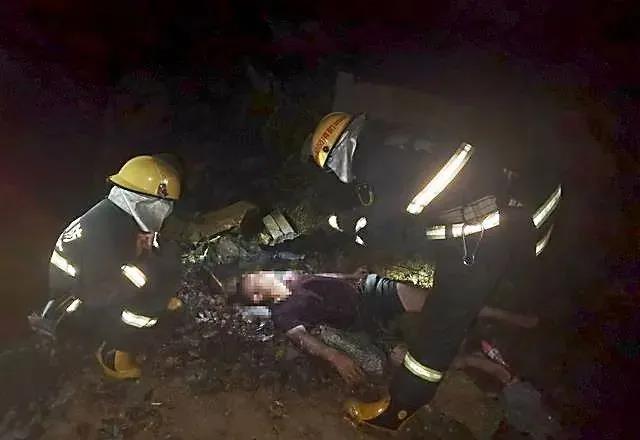 【石材運(yùn)輸安全第一】麻城白鴨山1拉石材大貨車翻車，貨車起火，司機(jī)身受重傷