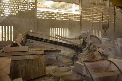 重拳出擊！南安市石井鎮(zhèn)開展石材企業(yè)污染整治行動(dòng)，對(duì)三無石材廠機(jī)臺(tái)進(jìn)行破壞處理
