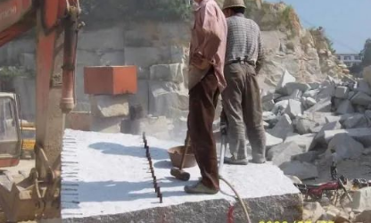 干貨分享給家里有礦的石材小伙伴:石材礦山開(kāi)采工藝與設(shè)備解析 石材礦山開(kāi)采工藝與設(shè)備解析